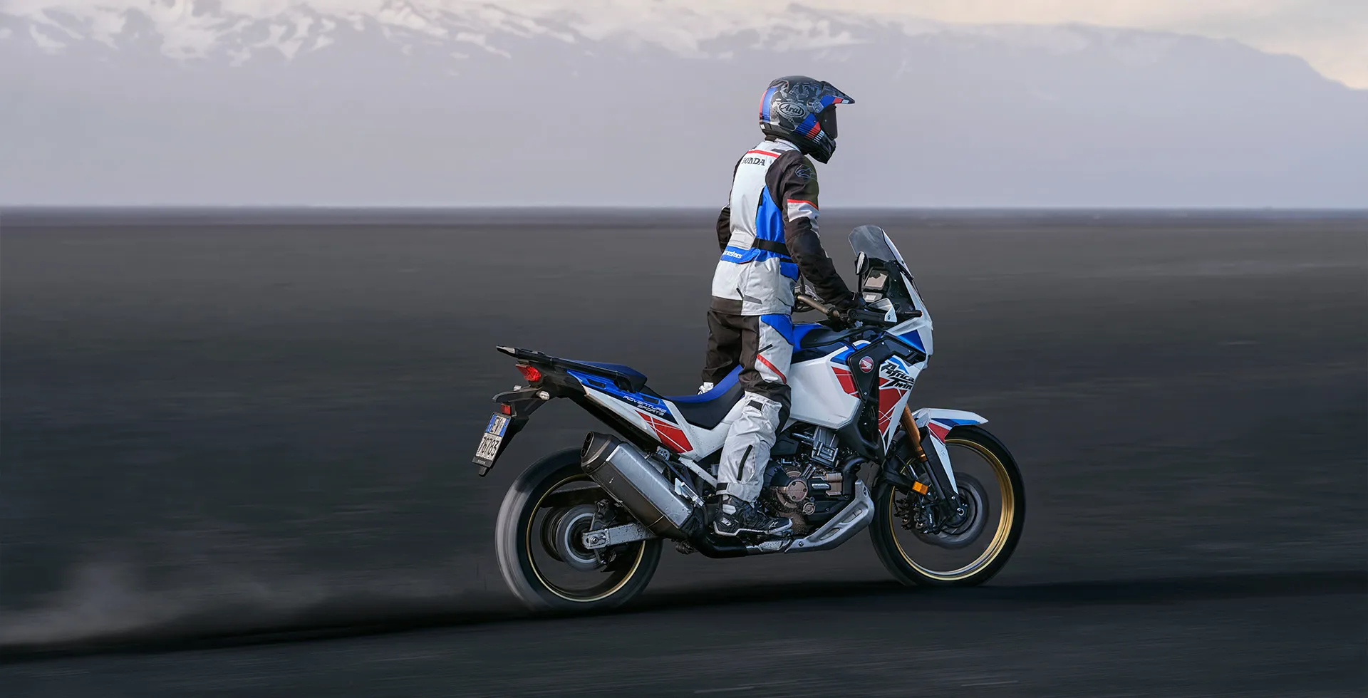 piloto-em-cenario-inospito-com-sua-moto-honda-crf-1100l-africa-twin-adventure-sports-2023