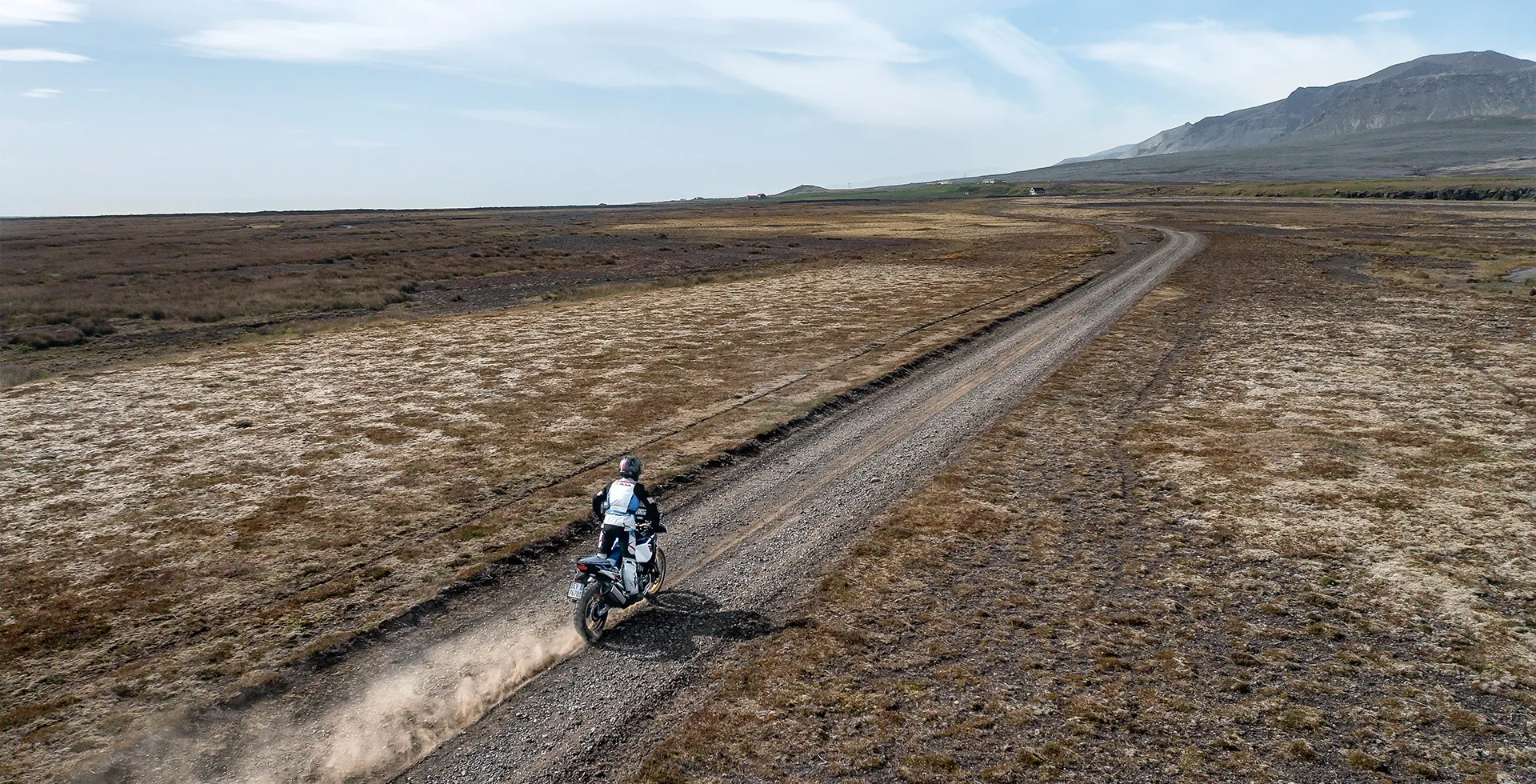 piloto-em-estrada-arida-com-sua-moto-honda-crf-1100l-africa-twin-adventure-sports-2023