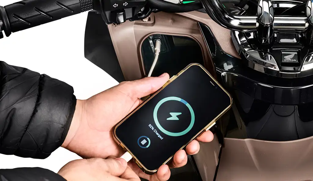 celular-carregando-na-entrada-usb-c-da-moto-honda-pcx_0-1.webp